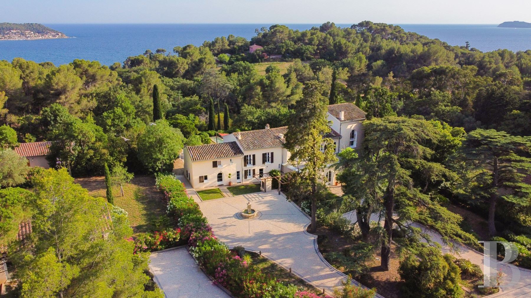 A renovated farmhouse surrounded by extensive grounds leading down to the sea, between Toulon and Hyères on the Var coast - photo  n°1